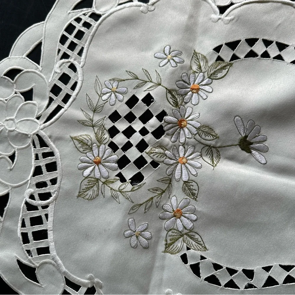 Vintage Embroidered Daisy Table Runner Dresser Scarf Scalloped Rounded Edges‎